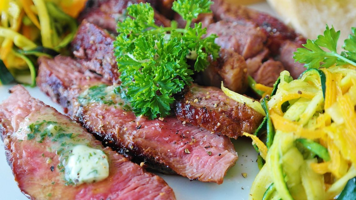 Är rött kött hälsosamt eller ohälsosamt? Forskare argumenterar om det. Enligt det norska kostrådet är mättat fett usch och fy, och linser, bönor och fisk föreslås som bättre alternativ. Foto: Pixabay Är rött kött hälsosamt eller ohälsosamt? Forskare argumenterar om det. Enligt det norska kostrådet är mättat fett usch och fy, och linser, bönor och fisk föreslås som bättre alternativ. Foto: Pixabay