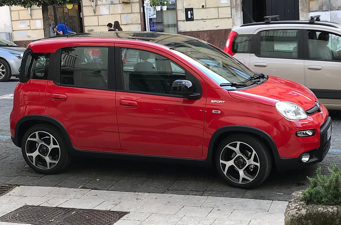 Hybrid FIAT Pandas, som den här i Altavilla Irpina, är populära i Italien. Foto: Corvetec6r / Wikimedia Commons (cc by-sa 4.0). Hybrid FIAT Pandas, som den här i Altavilla Irpina, är populära i Italien. Foto: Corvetec6r / Wikimedia Commons (cc by-sa 4.0).