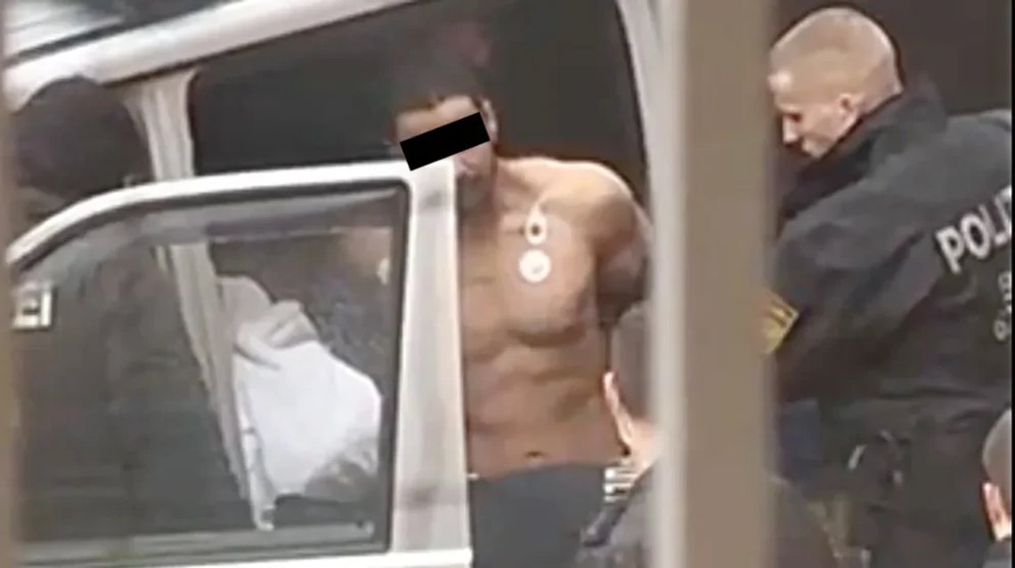 Den 24-årige afghanen hade fått avslag på sin asylansökan och ses här när han greps. Foto: X Den 24-årige afghanen hade fått avslag på sin asylansökan och ses här när han greps. Foto: X