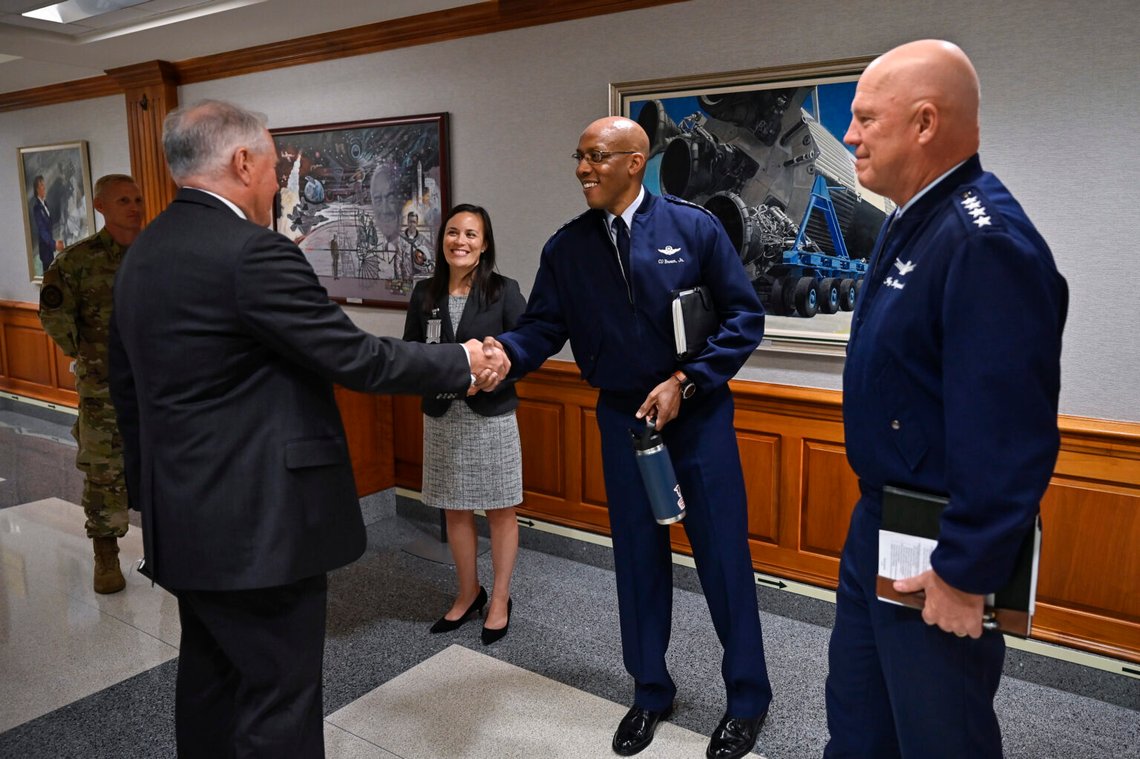 General Charles "CQ" Brown när han utsågs till befälhavare för U.S.A. Flygvapen. Han blev senare USA:s högsta militära befälhavare, efter presidenten, som Joint Chief of Staff. Nu har han blivit av med jobbet. Foto: Wikimedia/ U.S. Air Force General Charles "CQ" Brown när han utsågs till befälhavare för U.S.A. Flygvapen. Han blev senare USA:s högsta militära befälhavare, efter presidenten, som Joint Chief of Staff. Nu har han blivit av med jobbet. Foto: Wikimedia/ U.S. Air Force