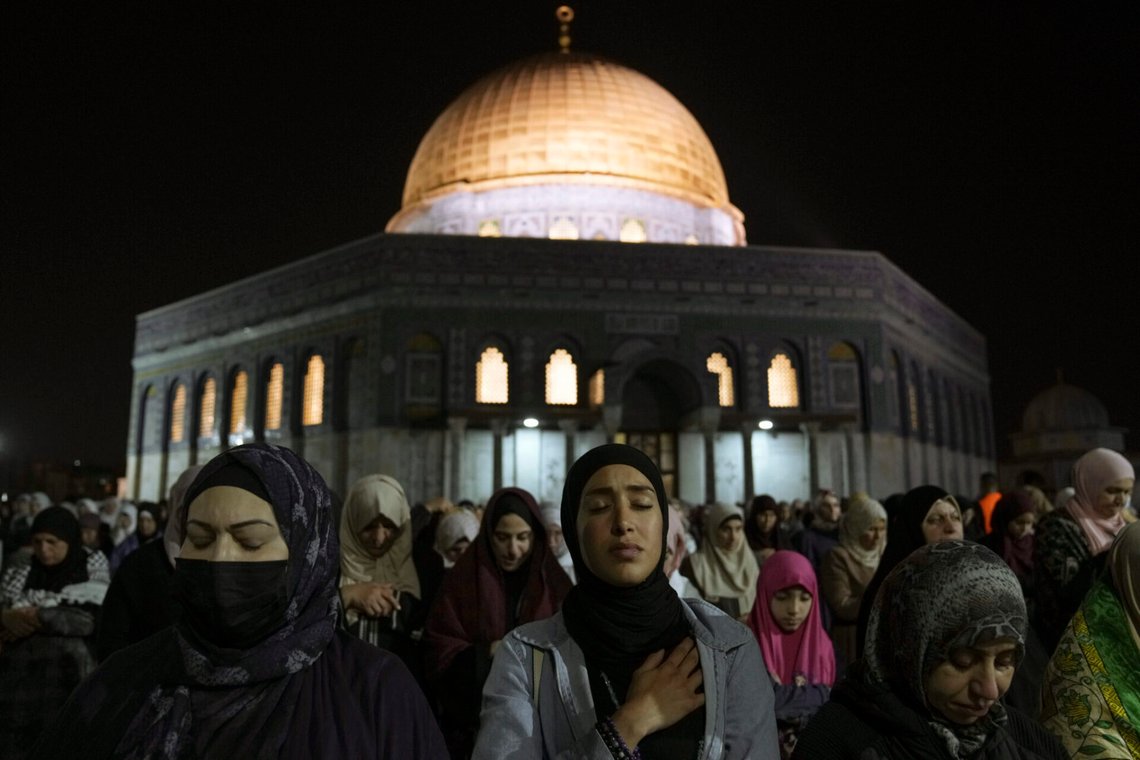 Palestinska muslimska tillbedjare ber under Laylat Al Qadr, även känd som maktens natt, framför Klippdomen-moskén, i Al Aqsa-moskén i Jerusalems gamla stad, 27 april 2022. Foto: Mahmoud Illean / AP Photo Palestinska muslimska tillbedjare ber under Laylat Al Qadr, även känd som maktens natt, framför Klippdomen-moskén, i Al Aqsa-moskén i Jerusalems gamla stad, 27 april 2022. Foto: Mahmoud Illean / AP Photo