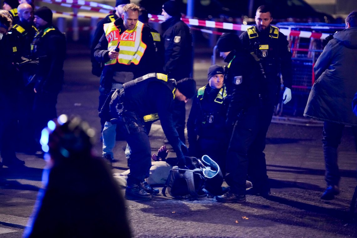 Den 19-årige syriske asylsökanden anlände till Tyskland 2023, och fick senare asyl. Han greps med blodfläckar på händerna, en Koran och en bönematta. Foto: Ebrahim Noroozi / AP Photo Den 19-årige syriske asylsökanden anlände till Tyskland 2023, och fick senare asyl. Han greps med blodfläckar på händerna, en Koran och en bönematta. Foto: Ebrahim Noroozi / AP Photo
