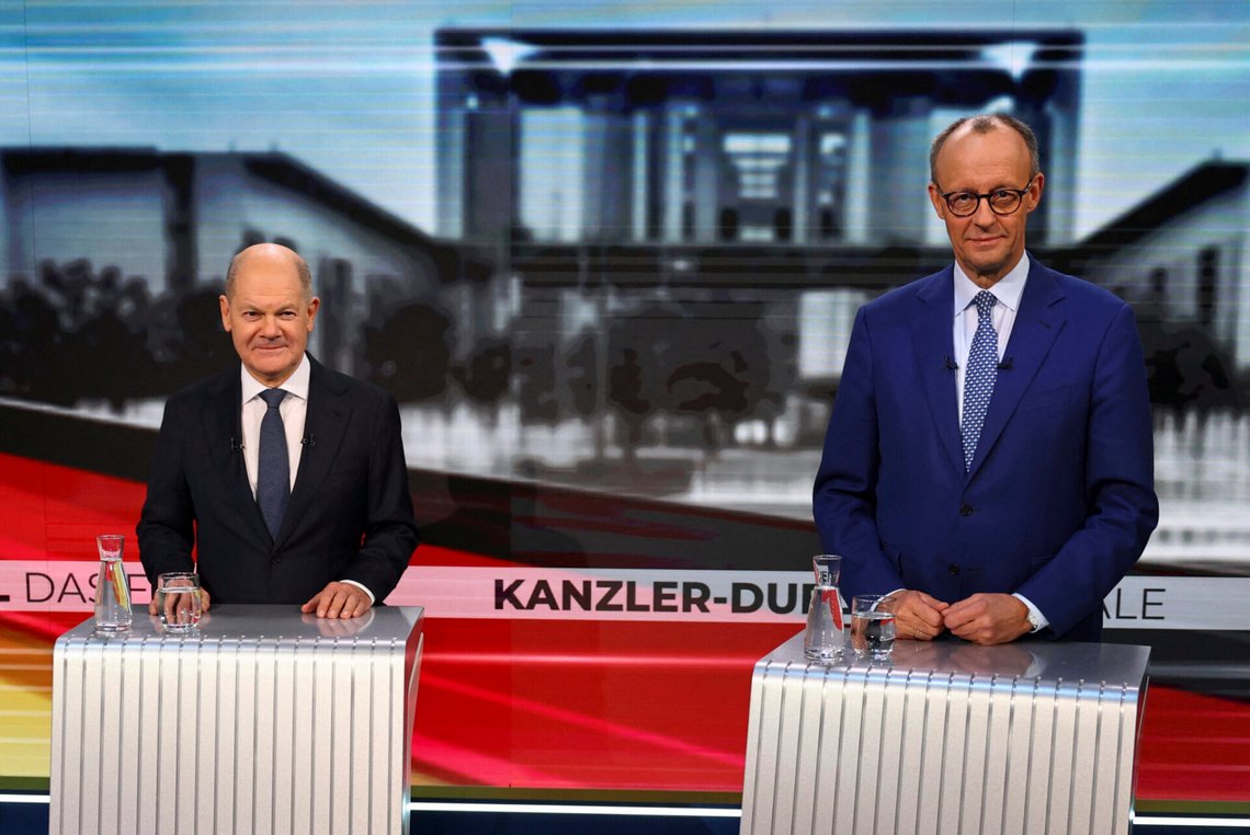 SPD-ledaren Olaf Scholz och CDU-ledaren Friedrich Merz träffades för en "kanslersduell" i en tv-studio i Berlin den 19 februari 2025, trots att Scholz inte hade någon chans att bli kansler. Foto: Fabrizio Bensch / Pool via AP / NTB. SPD-ledaren Olaf Scholz och CDU-ledaren Friedrich Merz träffades för en "kanslersduell" i en tv-studio i Berlin den 19 februari 2025, trots att Scholz inte hade någon chans att bli kansler. Foto: Fabrizio Bensch / Pool via AP / NTB.