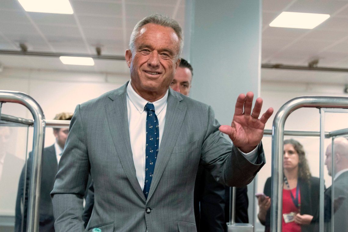 Robert F. Kennedy Jr. på väg till ett möte i Washington D.C. den 17 december 2024. Foto: Jose Luis Magana / AP / NTB. Robert F. Kennedy Jr. på väg till ett möte i Washington D.C. den 17 december 2024. Foto: Jose Luis Magana / AP / NTB.