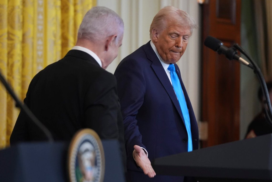 President Donald Trump skakar hand med Israels premiärminister Benjamin Netanyahu efter en presskonferens i Vita husets östra rum, den 4 februari 2025, i Washington. Foto: Evan Vucci / AP Photo President Donald Trump skakar hand med Israels premiärminister Benjamin Netanyahu efter en presskonferens i Vita husets östra rum, den 4 februari 2025, i Washington. Foto: Evan Vucci / AP Photo