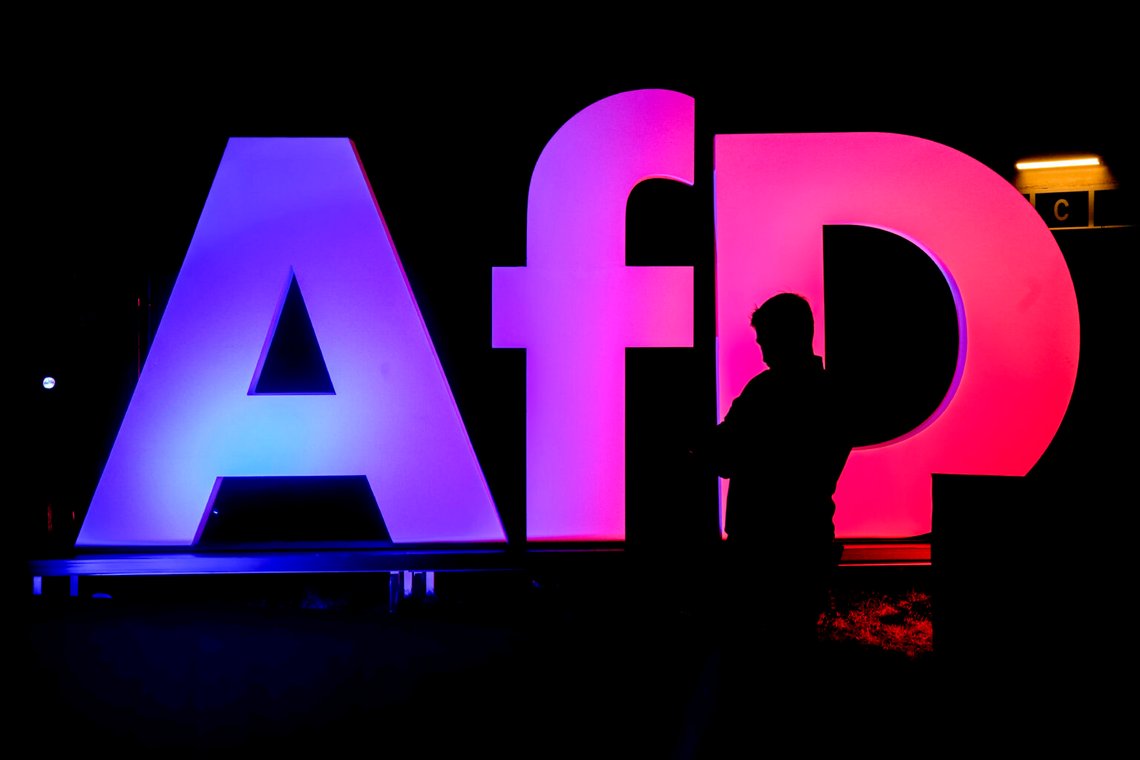 En man står framför logotypen vid AfD:s partihögkvarter i Berlin, Tyskland, den 23 februari 2025, efter det tyska nationella valet. Foto: Michael Probst / AP Photo En man står framför logotypen vid AfD:s partihögkvarter i Berlin, Tyskland, den 23 februari 2025, efter det tyska nationella valet. Foto: Michael Probst / AP Photo