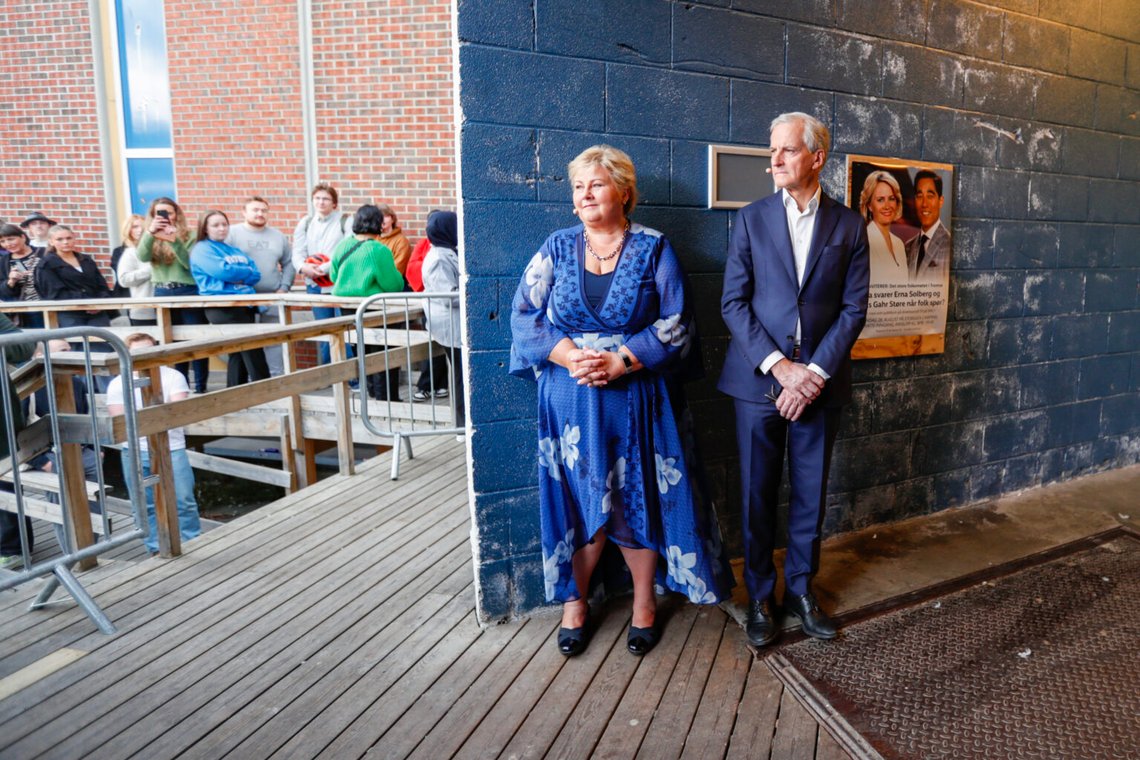 Tromsø 20230828. Jonas Gahr Støre (Ap) och Erna Solberg (H) inför det NRK-sända folkmötet på Storgata Camping i Tromsø. Foto: Rune Stoltz Bertinussen / NTB Tromsø 20230828. Jonas Gahr Støre (Ap) och Erna Solberg (H) inför det NRK-sända folkmötet på Storgata Camping i Tromsø. Foto: Rune Stoltz Bertinussen / NTB