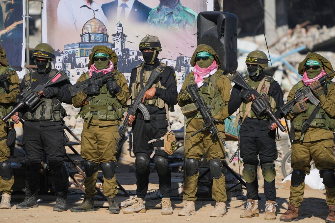 AP nämner inte att Hamas/Islamiska Heliga Kriget bär israeliska uniformer. Hamas- och Islamiska Jihad-krigare står i formation inför en gisslans frigivning i Khan Younis, Gazaremsan, februari. 15, 2025. Foto: Abdel Kareem Hana / AP Photo AP nämner inte att Hamas/Islamiska Heliga Kriget bär israeliska uniformer. Hamas- och Islamiska Jihad-krigare står i formation inför en gisslans frigivning i Khan Younis, Gazaremsan, februari. 15, 2025. Foto: Abdel Kareem Hana / AP Photo