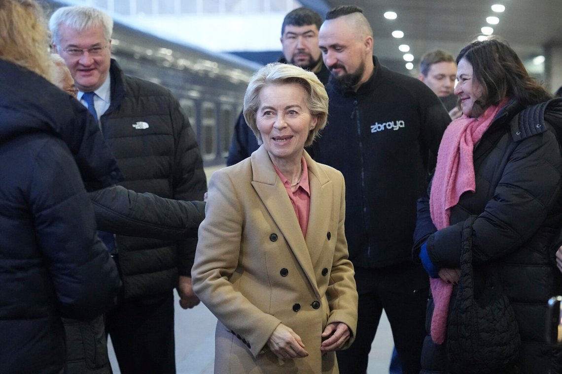 Europeiska kommissionens ordförande Ursula von der Leyen, i mitten, anländer till en tågstation på treårsdagen av den ryska invasionen av Ukraina, Kiev, Ukraina, den 24 februari 2025. Foto: Efrem Lukatsky / AP Photo Europeiska kommissionens ordförande Ursula von der Leyen, i mitten, anländer till en tågstation på treårsdagen av den ryska invasionen av Ukraina, Kiev, Ukraina, den 24 februari 2025. Foto: Efrem Lukatsky / AP Photo