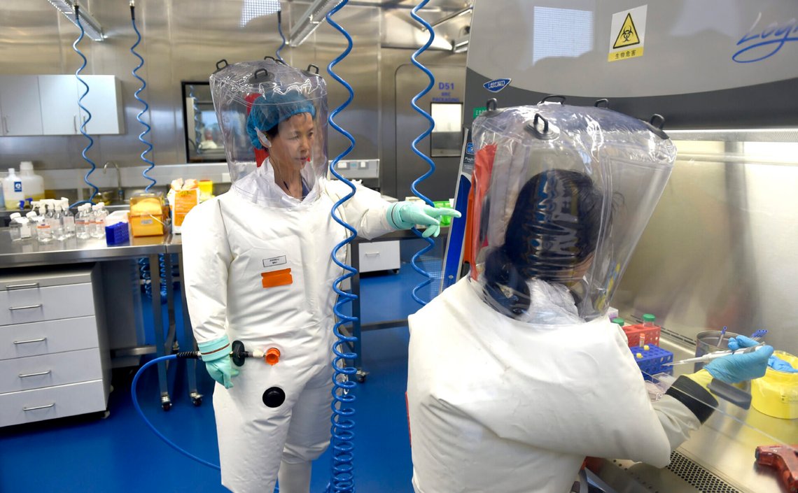 Shi Zhengli och andra forskare arbetar i ett laboratorium vid Wuhan Institute of Virology den 23 februari 2017. Foto: Chinatopix Via AP / NTB. Shi Zhengli och andra forskare arbetar i ett laboratorium vid Wuhan Institute of Virology den 23 februari 2017. Foto: Chinatopix Via AP / NTB.