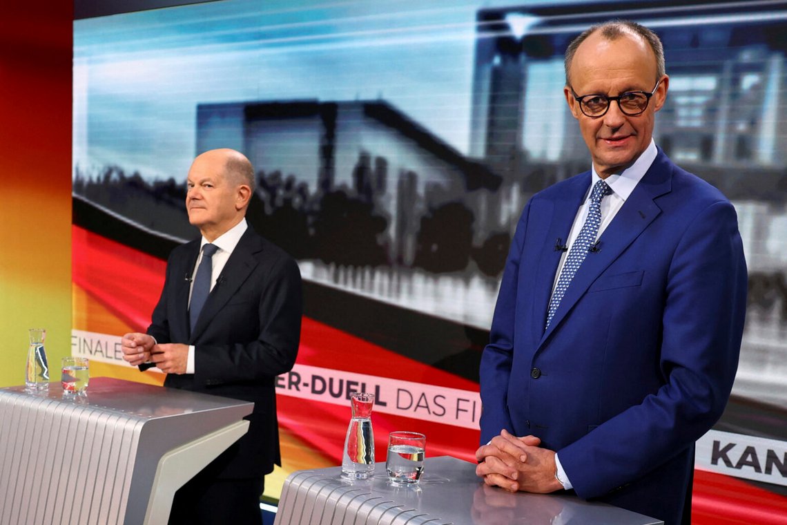 Tysklands påtroppende statsminister Friedrich Merz (till höger) bekräftar att han vill gå i regeringssamtaler med avtroppende statsminister Olaf Scholz' parti SPD. Foto: Fabrizio Bensch / AP / NTB Tysklands påtroppende statsminister Friedrich Merz (till höger) bekräftar att han vill gå i regeringssamtaler med avtroppende statsminister Olaf Scholz' parti SPD. Foto: Fabrizio Bensch / AP / NTB