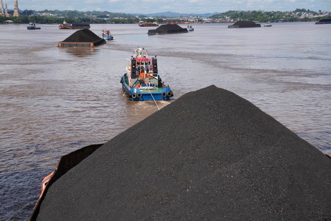 Bogserbåtar drar pråmar fullastade med kol på Mahakamfloden i Samarinda, Indonesien, den 19 december 2022. Foto: Dita Alangkara / AP / NTB. Bogserbåtar drar pråmar fullastade med kol på Mahakamfloden i Samarinda, Indonesien, den 19 december 2022. Foto: Dita Alangkara / AP / NTB.