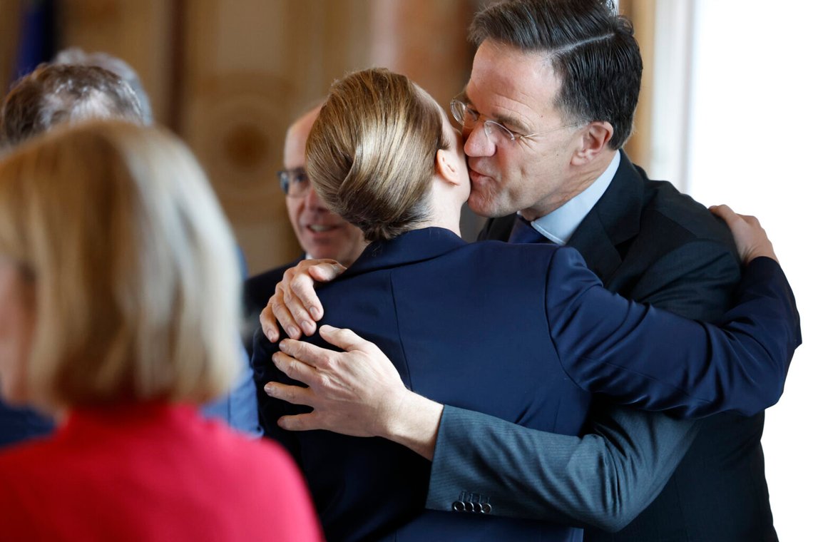Natos generalsekreterare Mark Rutte, till höger, hälsar Danmarks premiärminister Mette Frederiksen under ett EU-toppmöte i Egmontpalatset i Bryssel den 3 februari 2025. Foto: Geert Vanden Wijngaert / AP Photo Pool Natos generalsekreterare Mark Rutte, till höger, hälsar Danmarks premiärminister Mette Frederiksen under ett EU-toppmöte i Egmontpalatset i Bryssel den 3 februari 2025. Foto: Geert Vanden Wijngaert / AP Photo Pool