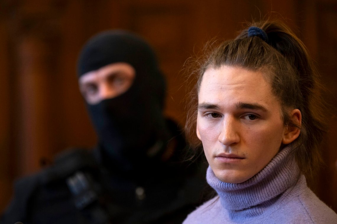Den tyska antifascistiska aktivisten Maja T. reagerar under en preliminär domstolsförhandling i Budapest, Ungern, 21 februari 2025. Foto: Denes Erdos / AP Photo Den tyska antifascistiska aktivisten Maja T. reagerar under en preliminär domstolsförhandling i Budapest, Ungern, 21 februari 2025. Foto: Denes Erdos / AP Photo