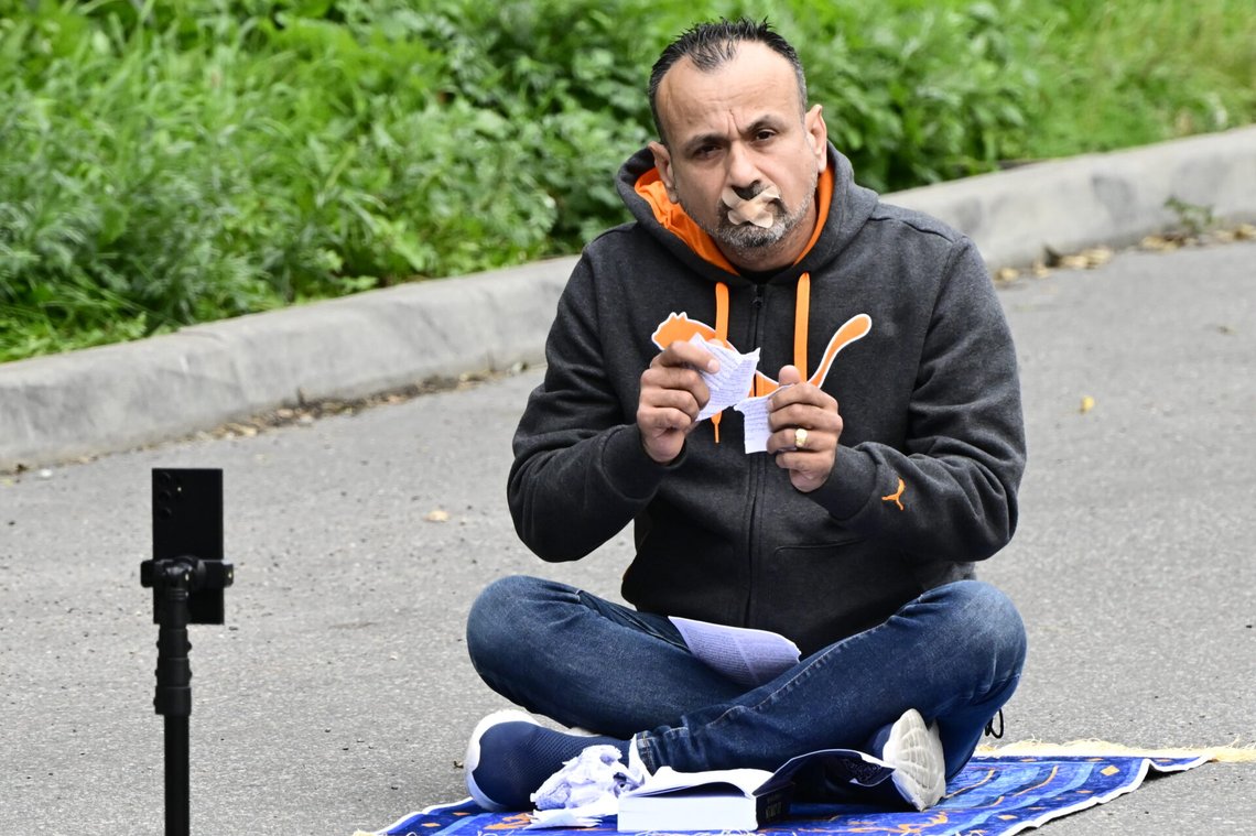Salwan Najem under en manifestation vid Fittjamoskén den 15 september 2023. Polisen kraftsamlade och det var lugnt på platsen. Foto: Jonas Ekströmer/ TT / kod 10030 Salwan Najem under en manifestation vid Fittjamoskén den 15 september 2023. Polisen kraftsamlade och det var lugnt på platsen. Foto: Jonas Ekströmer/ TT / kod 10030
