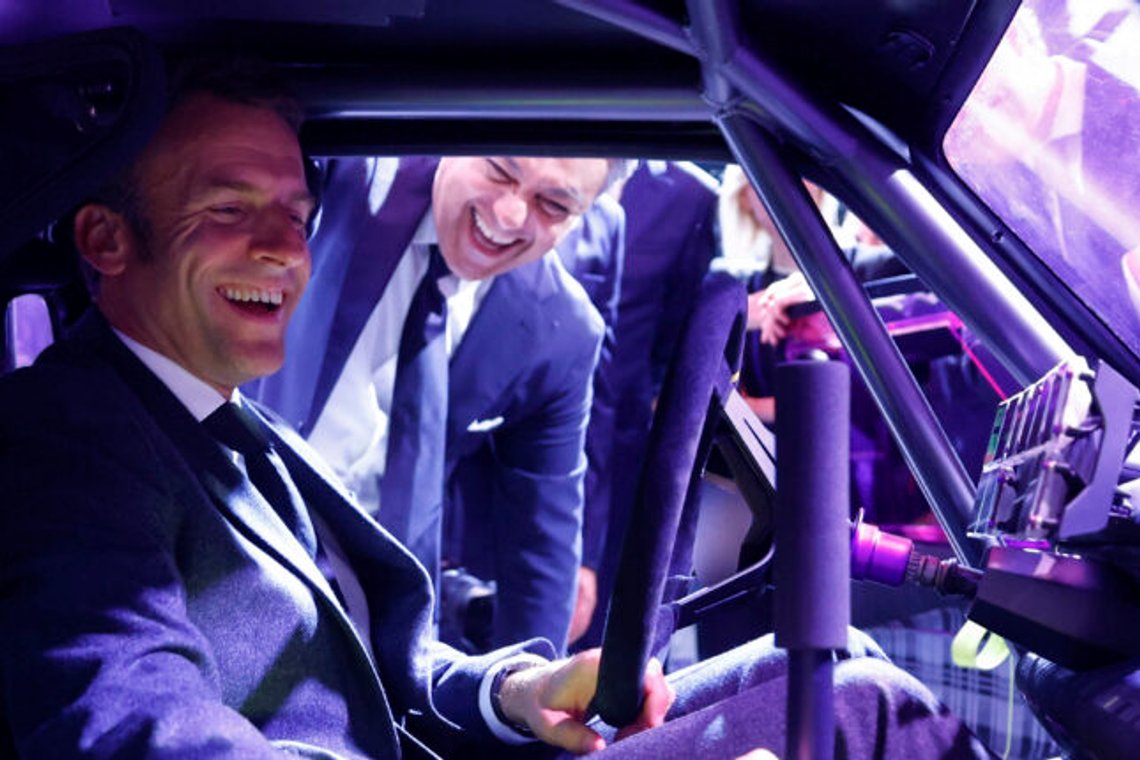 Frankrikes president Emmanuel Macron sitter i en Renault 5 Turbo (R5) på bilmässan i Paris den 17 oktober 2022. Foto: Gonzalo Fuentes / Pool via AP Frankrikes president Emmanuel Macron sitter i en Renault 5 Turbo (R5) på bilmässan i Paris den 17 oktober 2022. Foto: Gonzalo Fuentes / Pool via AP