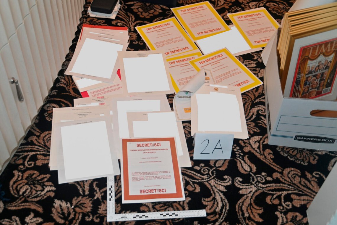 Bild på beslagtagna dokument tagen av FBI den 8 augusti 2022. Vad justitiedepartementet inte avslöjade var att de tagit med sig pärmar märkta Secret och Top Secret. Foto: Justitiedepartementet Bild på beslagtagna dokument tagen av FBI den 8 augusti 2022. Vad justitiedepartementet inte avslöjade var att de tagit med sig pärmar märkta Secret och Top Secret. Foto: Justitiedepartementet