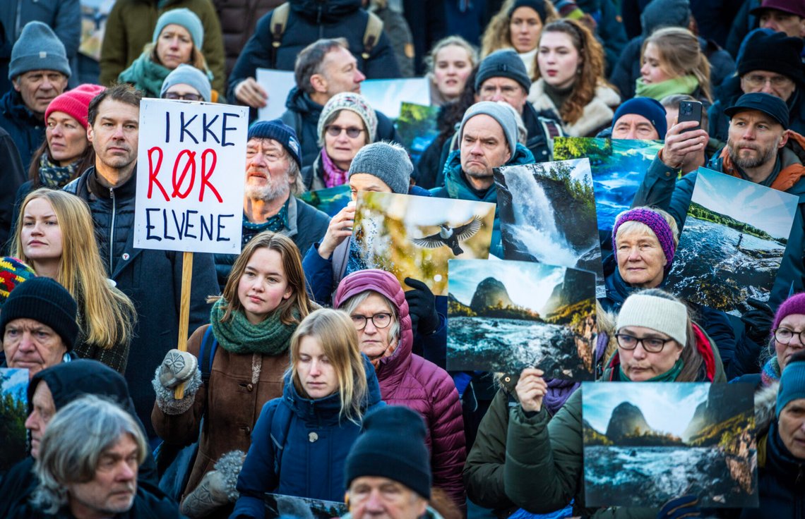 Folk demonstrerar mot att öppna upp för vattenkraftsutbyggnad i skyddade vattendrag inför Stortinget den 11 februari 2025. Foto: Ole Berg-Rusten / NTB Folk demonstrerar mot att öppna upp för vattenkraftsutbyggnad i skyddade vattendrag inför Stortinget den 11 februari 2025. Foto: Ole Berg-Rusten / NTB