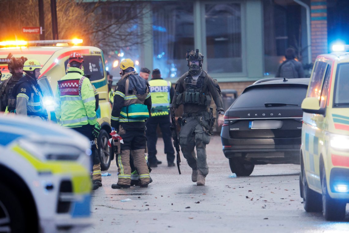 En stor polisinsats pågår på Risbergska skolan i Örebro efter uppgifter om grova våldsbrott den 4 februari 2025. Foto: Kicki Nilsson / TT / NTB. En stor polisinsats pågår på Risbergska skolan i Örebro efter uppgifter om grova våldsbrott den 4 februari 2025. Foto: Kicki Nilsson / TT / NTB.