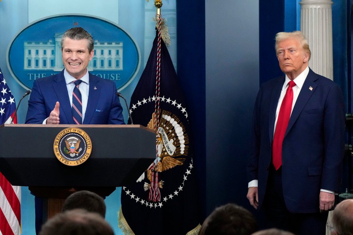 USA:s försvarsminister Pete Hegseth håller en pressträff när Donald Trump lyssnar i Vita huset den 30 januari 2025. Foto: Alex Brandon / AP / NTB. USA:s försvarsminister Pete Hegseth håller en pressträff när Donald Trump lyssnar i Vita huset den 30 januari 2025. Foto: Alex Brandon / AP / NTB.