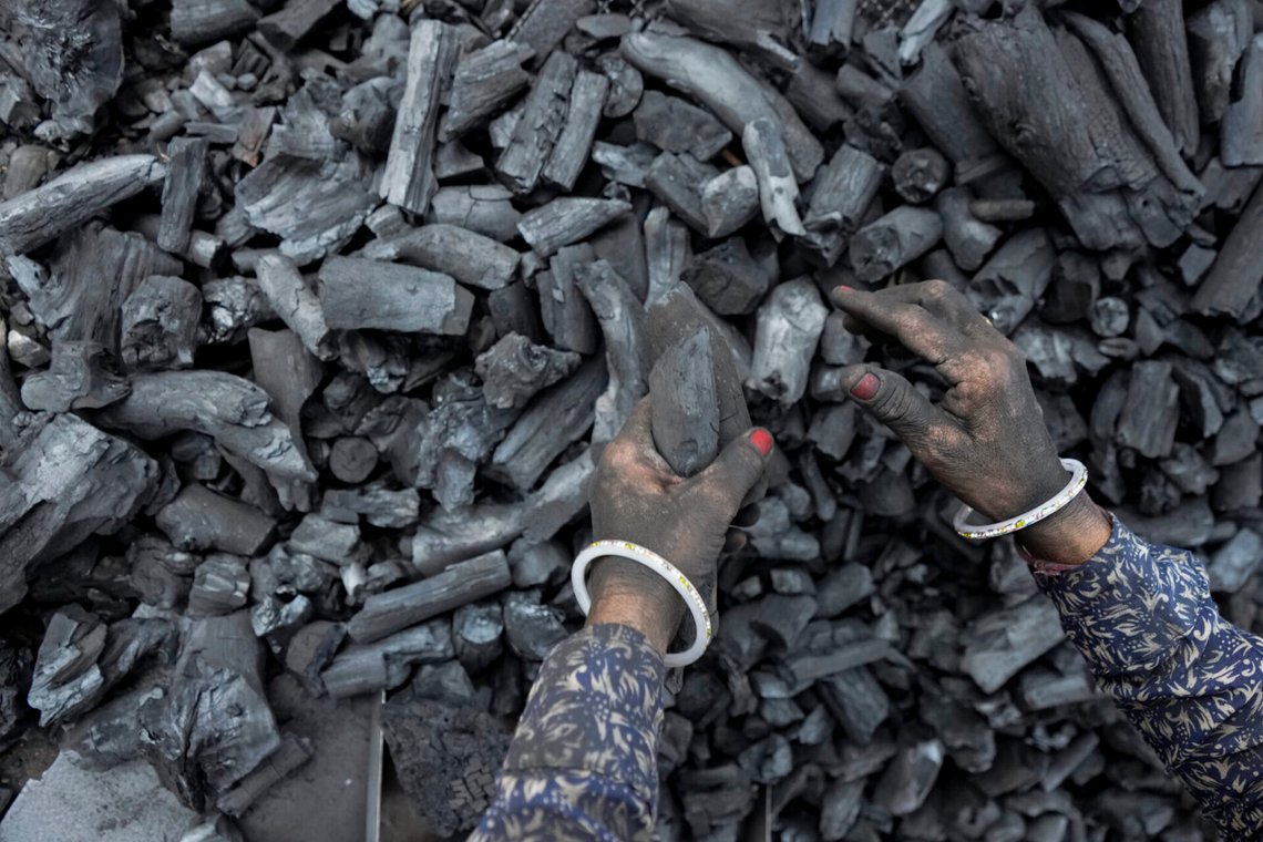 En kvinna arbetar i en koldepå i Ahmedabad, Indien, den 2 maj 2022. Foto: Ajit Solanki / AP / NTB En kvinna arbetar i en koldepå i Ahmedabad, Indien, den 2 maj 2022. Foto: Ajit Solanki / AP / NTB