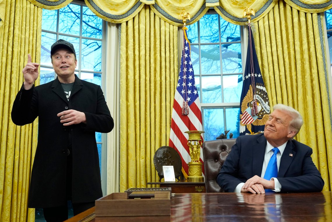 USA:s president Donald Trump (till höger) fick sällskap av Elon Musk när han under tisdagen undertecknade en order om ytterligare nedskärningar till den federala regeringen. Bild: Alex Brandon / AP / NTB USA:s president Donald Trump (till höger) fick sällskap av Elon Musk när han under tisdagen undertecknade en order om ytterligare nedskärningar till den federala regeringen. Bild: Alex Brandon / AP / NTB