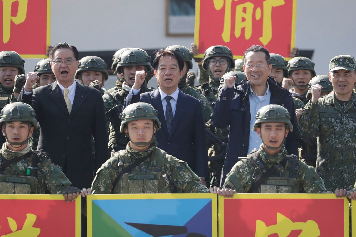 Taiwans president Lai Ching-te, i mitten, med soldater under sitt besök för att inspektera taiwanesisk militär vid en militärbas i Taitung County, östra Taiwan, 21 januari 2025. Foto: Chiang Ying-ying / AP Photo Taiwans president Lai Ching-te, i mitten, med soldater under sitt besök för att inspektera taiwanesisk militär vid en militärbas i Taitung County, östra Taiwan, 21 januari 2025. Foto: Chiang Ying-ying / AP Photo
