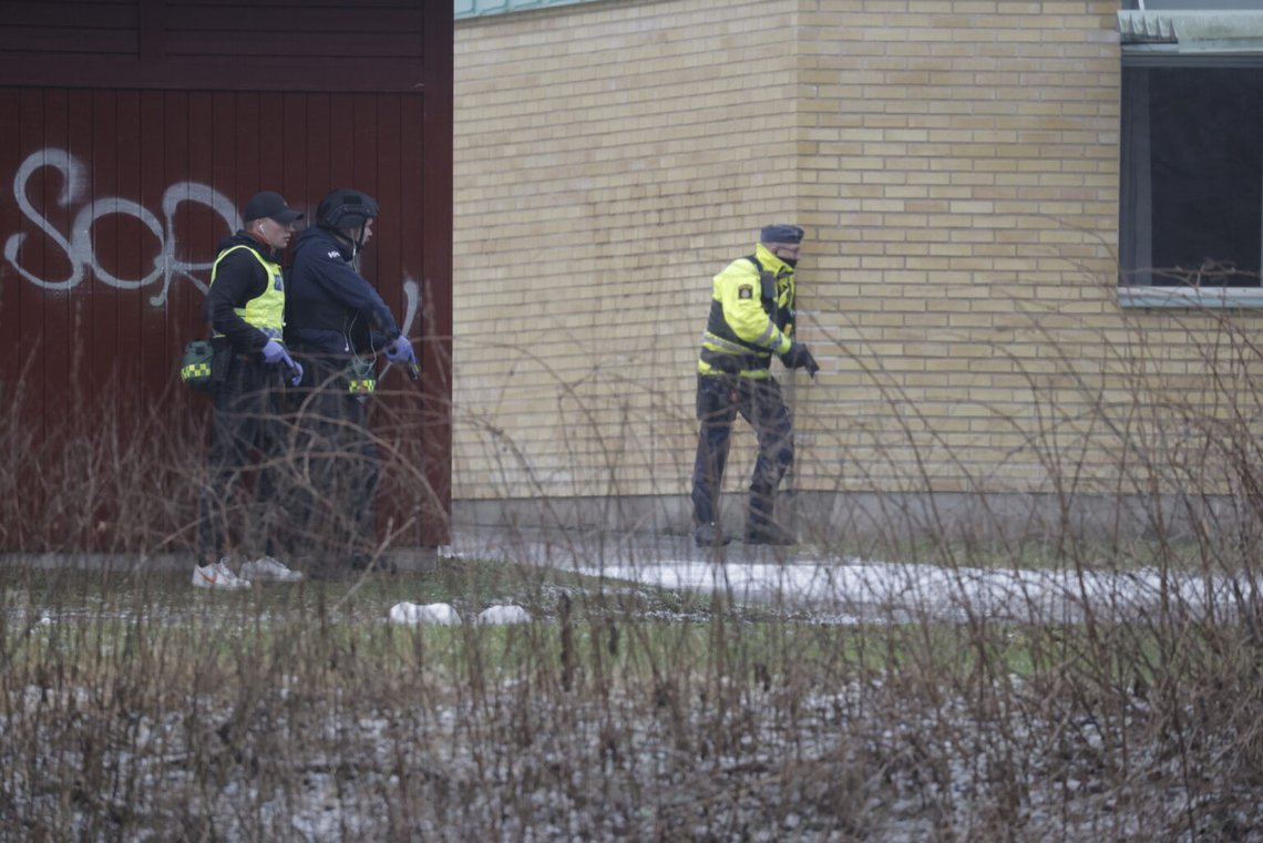 DEGERFORS, SVERIGE 20250204.
En stor politiaksjon pågår ved Risbergska skolen i Örebroo etter meldinger om en alvorlig voldsforbrytelse
Foto: Kicki Nilsson / TT / NTB DEGERFORS, SVERIGE 20250204.
En stor politiaksjon pågår ved Risbergska skolen i Örebroo etter meldinger om en alvorlig voldsforbrytelse
Foto: Kicki Nilsson / TT / NTB