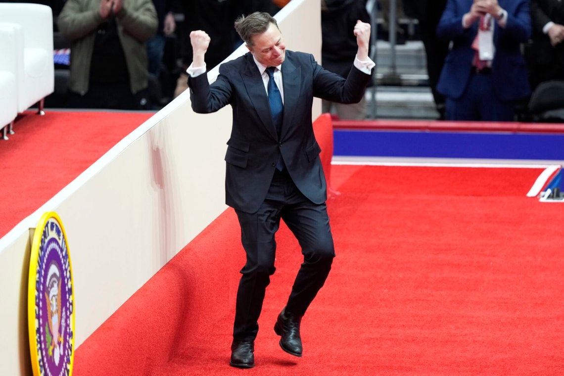 Elon Musk anländer på scenen för att tala vid presidentinvigningsparaden i Washington den 20 januari 2025. Foto: Susan Walsh / AP Photo Elon Musk anländer på scenen för att tala vid presidentinvigningsparaden i Washington den 20 januari 2025. Foto: Susan Walsh / AP Photo