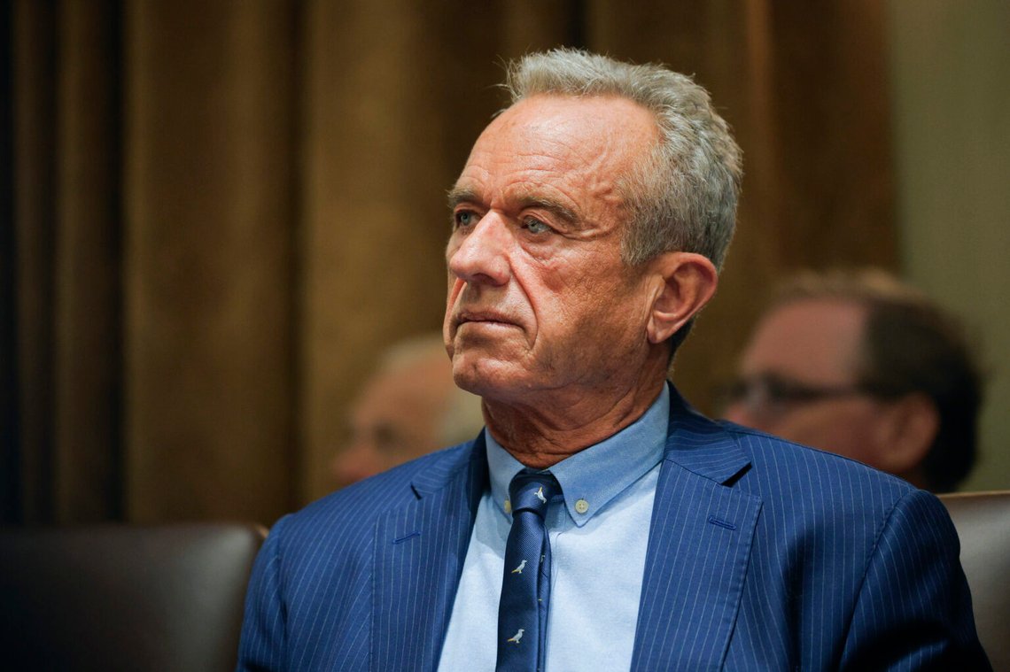 USA:s hälsominister Robert F. Kennedy Jr. lyssnar när president Donald Trump håller ett regeringsmöte i Vita huset i Washington den 26 februari 2025. Foto: AP-NTB. USA:s hälsominister Robert F. Kennedy Jr. lyssnar när president Donald Trump håller ett regeringsmöte i Vita huset i Washington den 26 februari 2025. Foto: AP-NTB.