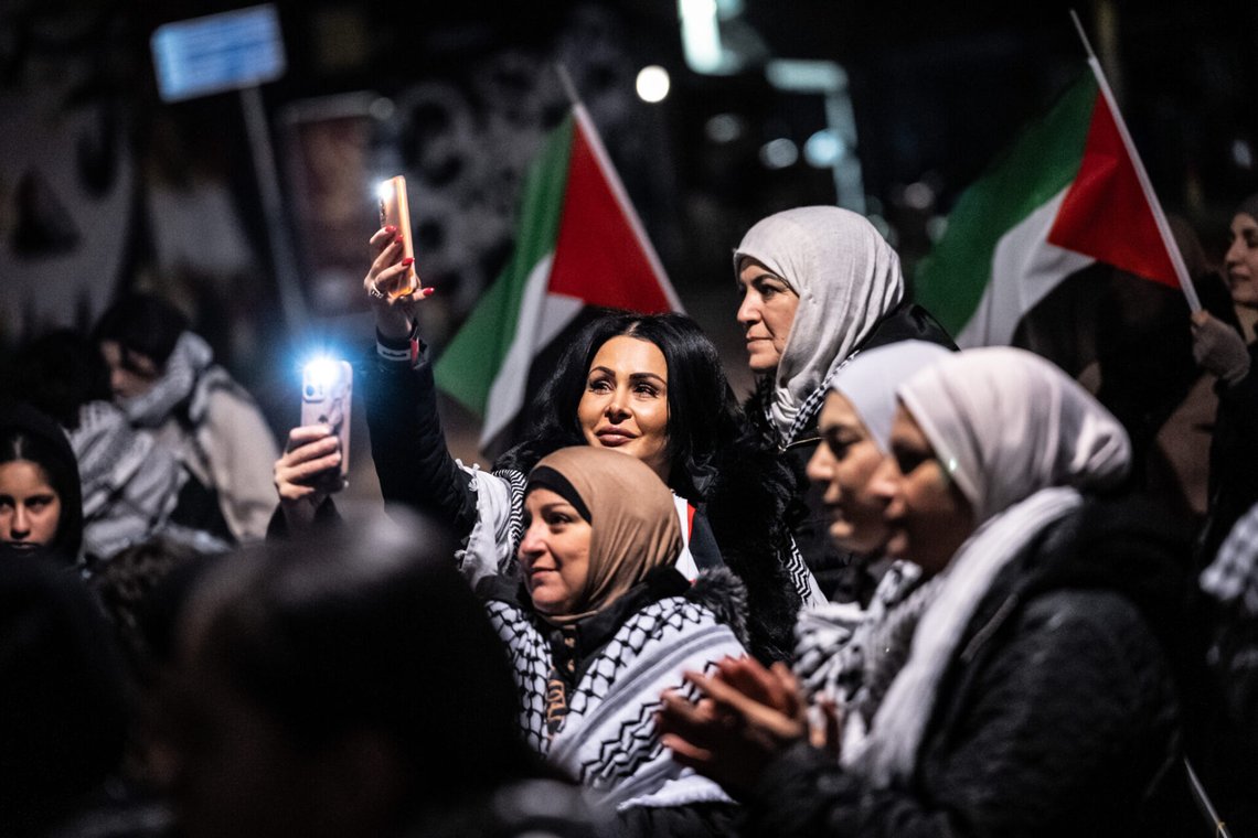 Köpenhamnsborna firar vapenvilan mellan Israel och Hamas på Nørrebro i Köpenhamn den 19 januari 2025. Foto: Emil Nicolai Helms / Ritzau Scanpix / NTB Köpenhamnsborna firar vapenvilan mellan Israel och Hamas på Nørrebro i Köpenhamn den 19 januari 2025. Foto: Emil Nicolai Helms / Ritzau Scanpix / NTB