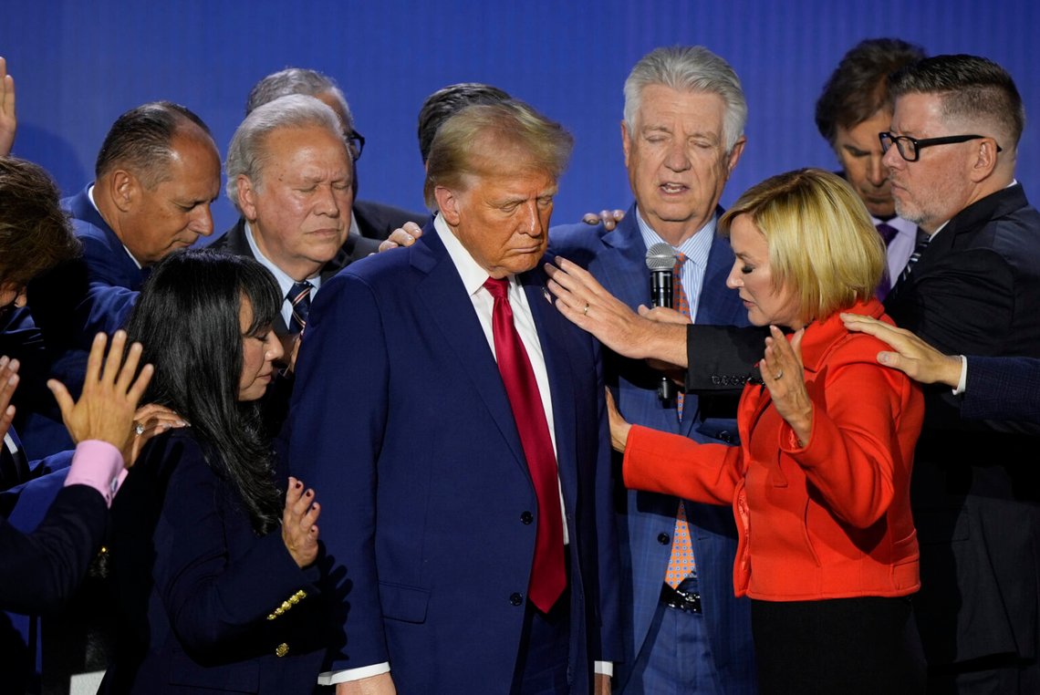 Den republikanske presidentkandidaten före detta presidenten Donald Trump ber om tillsammans med pastor Paula White under National Faith Summit vid Worship With Wonders Church, måndagen den 28 oktober 2024, i Powder Springs, Ga. Foto: Brynn Anderson / AP Photo Den republikanske presidentkandidaten före detta presidenten Donald Trump ber om tillsammans med pastor Paula White under National Faith Summit vid Worship With Wonders Church, måndagen den 28 oktober 2024, i Powder Springs, Ga. Foto: Brynn Anderson / AP Photo