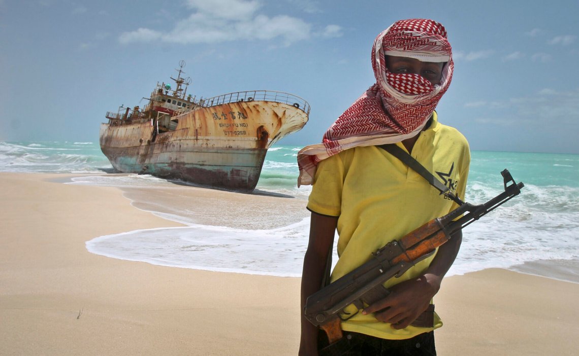 En beväpnad och maskerad somalisk pirat står framför ett taiwanesiskt fiskefartyg i Hobyo, Somalia. Vill du lägga dina skattepengar på honom här? Foto: Farah Abdi Warsameh / AP / NTB. En beväpnad och maskerad somalisk pirat står framför ett taiwanesiskt fiskefartyg i Hobyo, Somalia. Vill du lägga dina skattepengar på honom här? Foto: Farah Abdi Warsameh / AP / NTB.