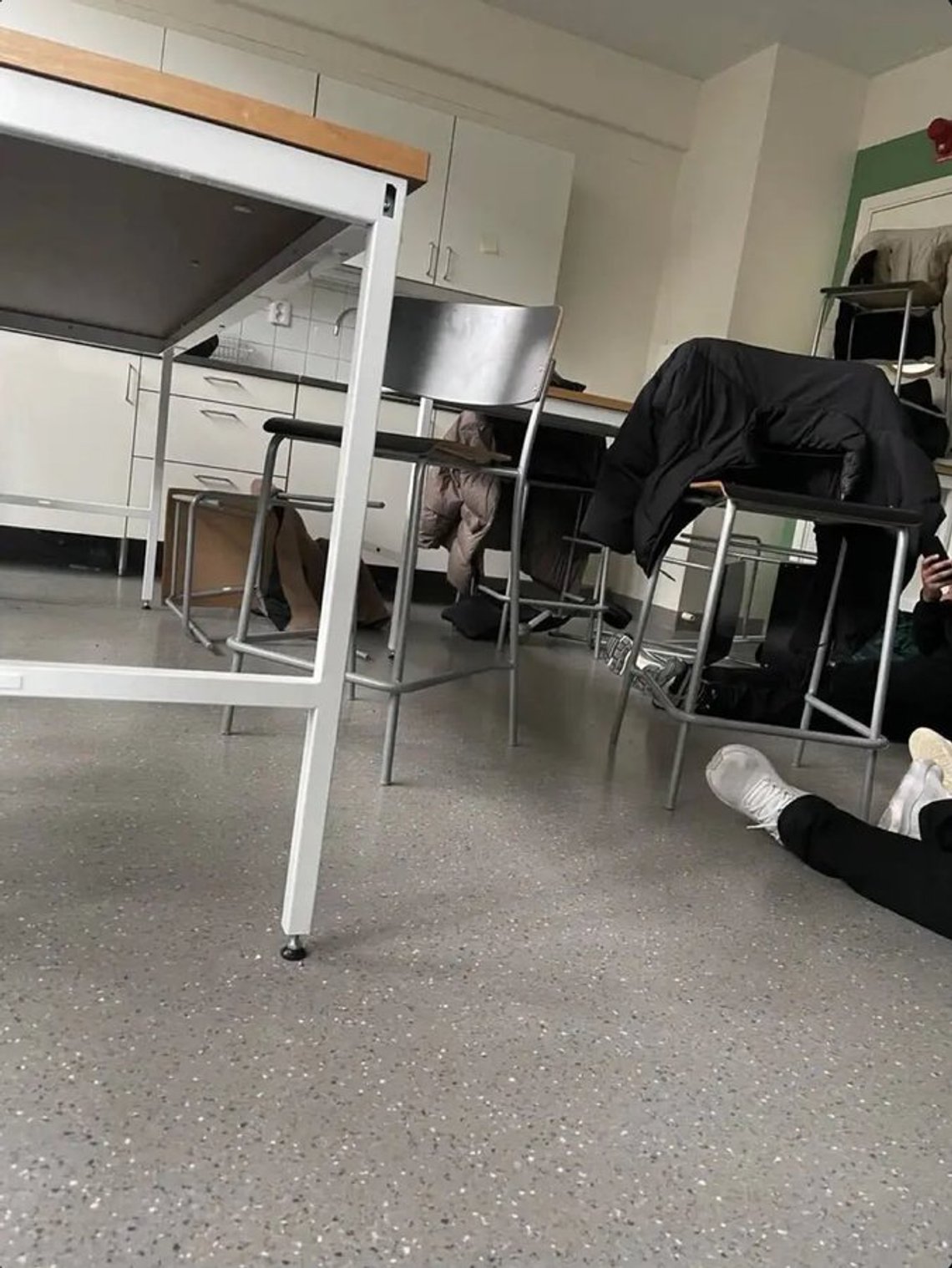 På sociala medier finns en bild från ett klassrum där en förmodad elev ligger på golvet. På sociala medier finns en bild från ett klassrum där en förmodad elev ligger på golvet.