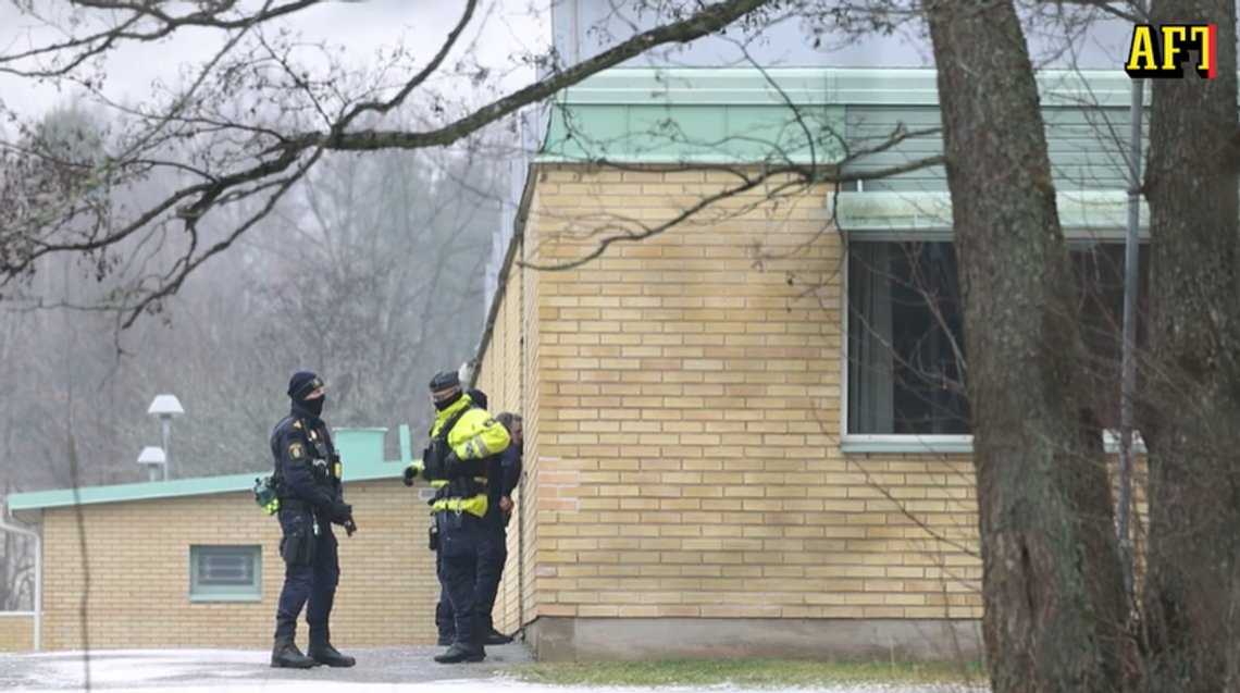 Nationella insatsstyrkan har gått in i Risbergska skolan. Foto: Skärmdump video Aftonbladet Nationella insatsstyrkan har gått in i Risbergska skolan. Foto: Skärmdump video Aftonbladet