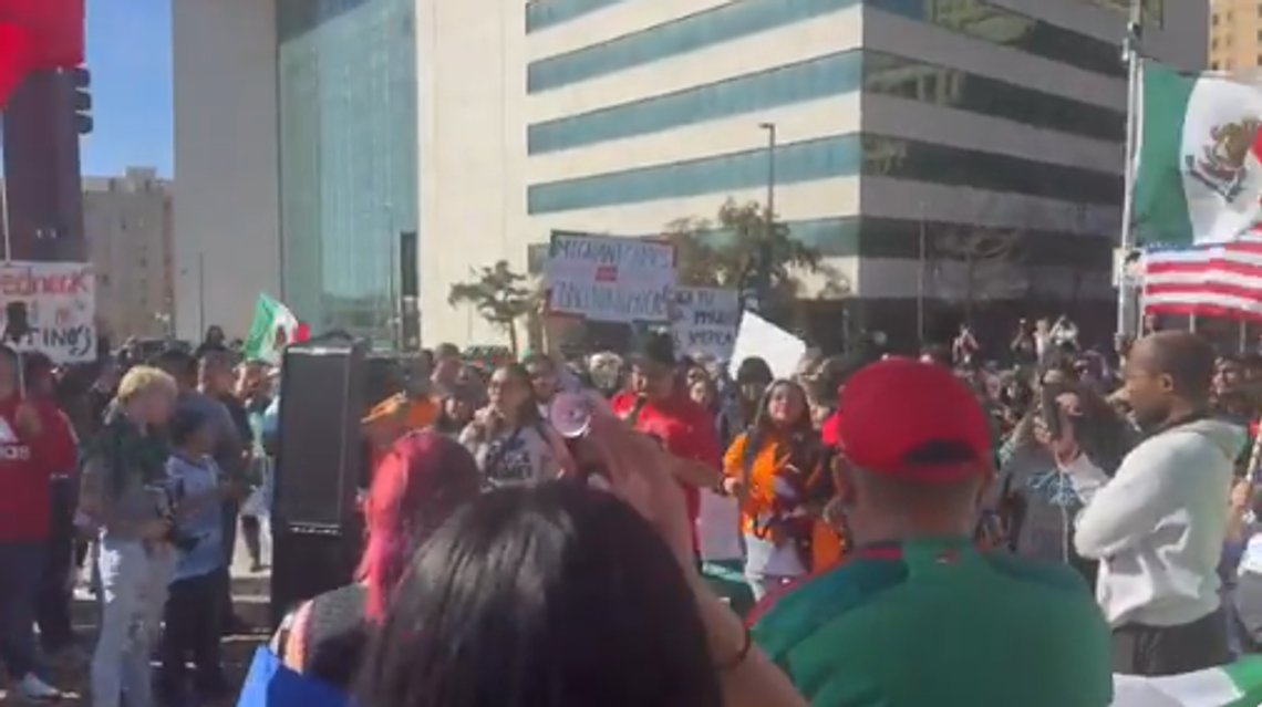 Demonstrationer mot Trumps utvisningar av illegala invandrare i söndags, här i Dallas, Texas. Foto: Skärmdump video X Demonstrationer mot Trumps utvisningar av illegala invandrare i söndags, här i Dallas, Texas. Foto: Skärmdump video X