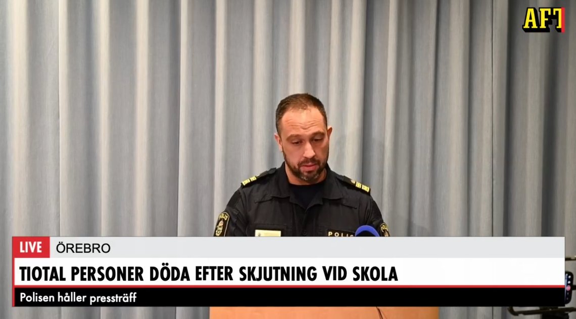 Svensk polis uppger under en presskonferens att ett tiotal personer har dödats i Örebro. Foto: Skärmdump video SVT Svensk polis uppger under en presskonferens att ett tiotal personer har dödats i Örebro. Foto: Skärmdump video SVT