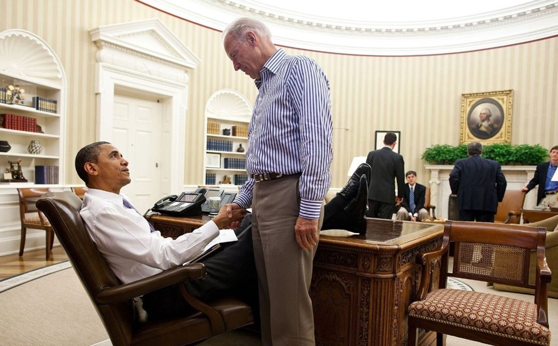 President Barack Obama och vicepresident Joe Biden skakar hand i det ovala kontoret efter ett telefonsamtal med representanthusets talman John Boehner för att säkra en tvåpartiöverenskommelse för att minska landets underskott och undvika en budgetnedsättning, söndagen den 31 juli 2011. Officiellt foto från Vita huset av Pete Souza Källa: Wikimedia Commons. President Barack Obama och vicepresident Joe Biden skakar hand i det ovala kontoret efter ett telefonsamtal med representanthusets talman John Boehner för att säkra en tvåpartiöverenskommelse för att minska landets underskott och undvika en budgetnedsättning, söndagen den 31 juli 2011. Officiellt foto från Vita huset av Pete Souza Källa: Wikimedia Commons.