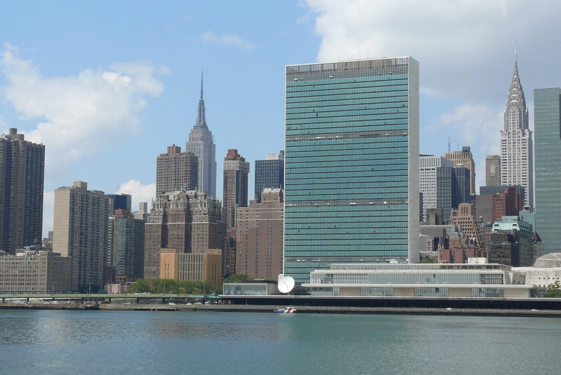 FN-byggnaden vid East River i New York. Foto: Ad Meskens / Wikimedia Commons (cc by-sa 3.0). FN-byggnaden vid East River i New York. Foto: Ad Meskens / Wikimedia Commons (cc by-sa 3.0).