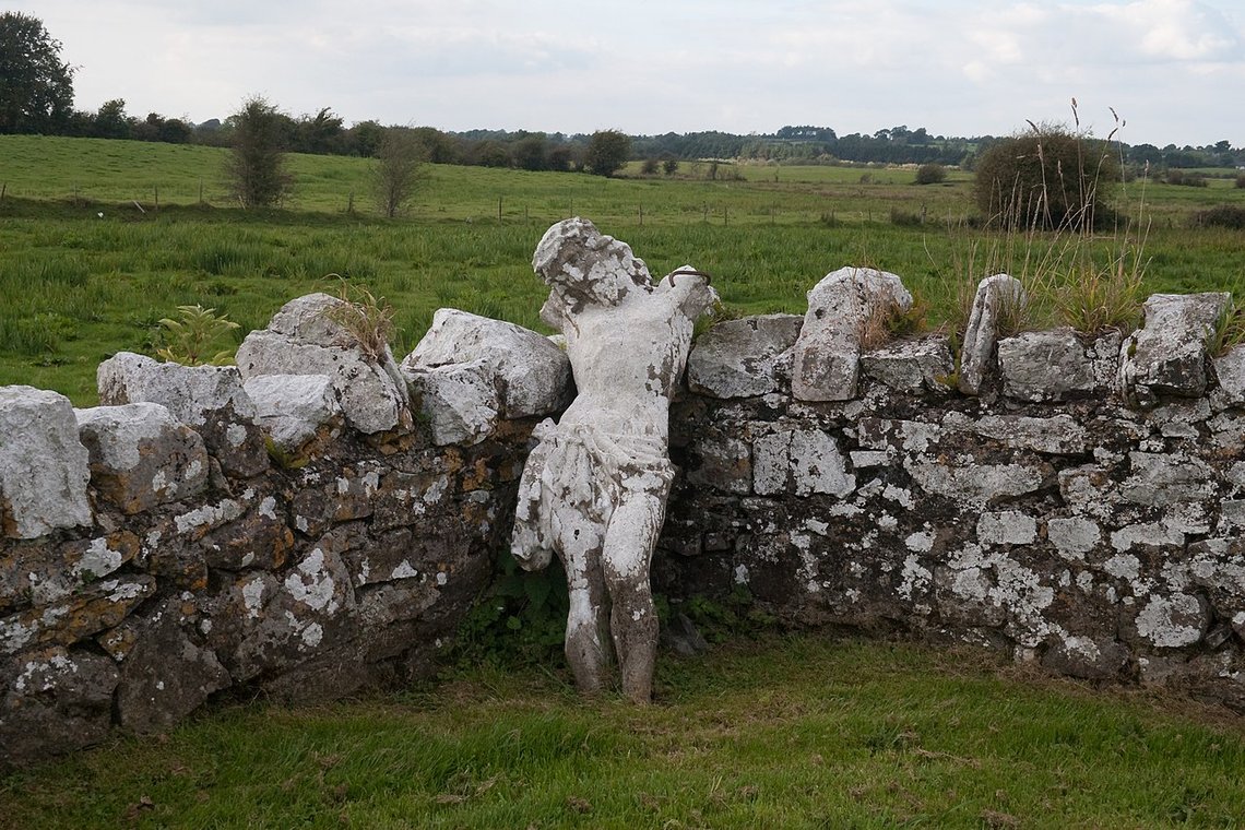 En staty av Kristus i bedrövligt tillstånd i ett hörn av muren som omger Clontuskert Abbey i County Galway, Irland. Foto: Andreas F. Borchert / Wikimedia Commons (cc by-sa 3.0). En staty av Kristus i bedrövligt tillstånd i ett hörn av muren som omger Clontuskert Abbey i County Galway, Irland. Foto: Andreas F. Borchert / Wikimedia Commons (cc by-sa 3.0).