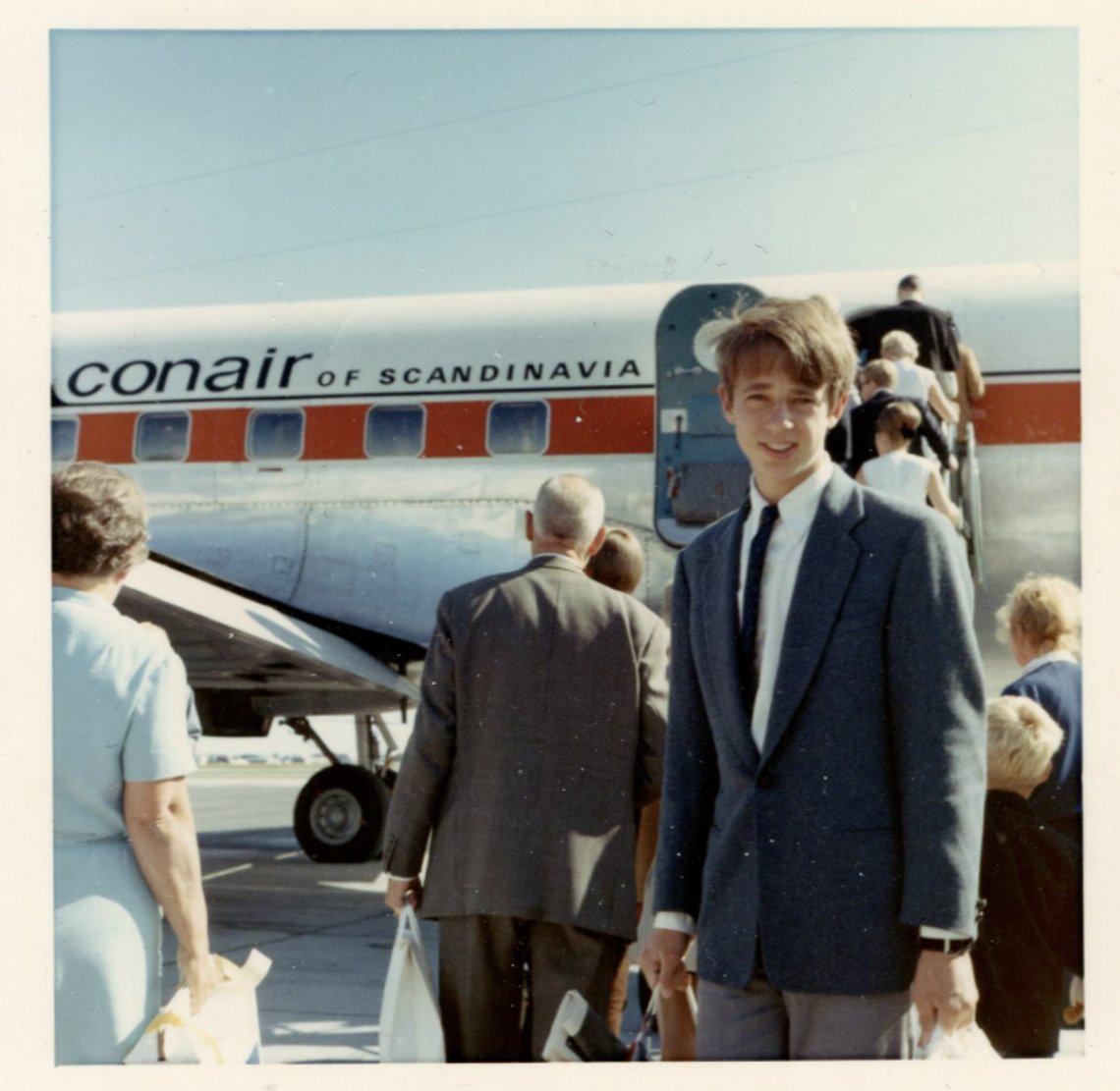 Artikelförfattaren om sin första flygning, nästan 16 år gammal, sommaren 1968. Det var ett propellerplan, och mycket mindre flygplatsterminaler än nu. Men de kunde inte anklagas för att vara mysiga. Foto: Privat Artikelförfattaren om sin första flygning, nästan 16 år gammal, sommaren 1968. Det var ett propellerplan, och mycket mindre flygplatsterminaler än nu. Men de kunde inte anklagas för att vara mysiga. Foto: Privat