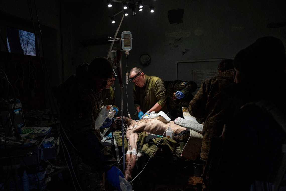 Ukrainska militärläkare försöker – förgäves – rädda livet på en soldat som har skadats på slagfältet i Donetsk-regionen den 9 januari 2023. Foto: Evgeniy Maloletka / AP / NTB Ukrainska militärläkare försöker – förgäves – rädda livet på en soldat som har skadats på slagfältet i Donetsk-regionen den 9 januari 2023. Foto: Evgeniy Maloletka / AP / NTB