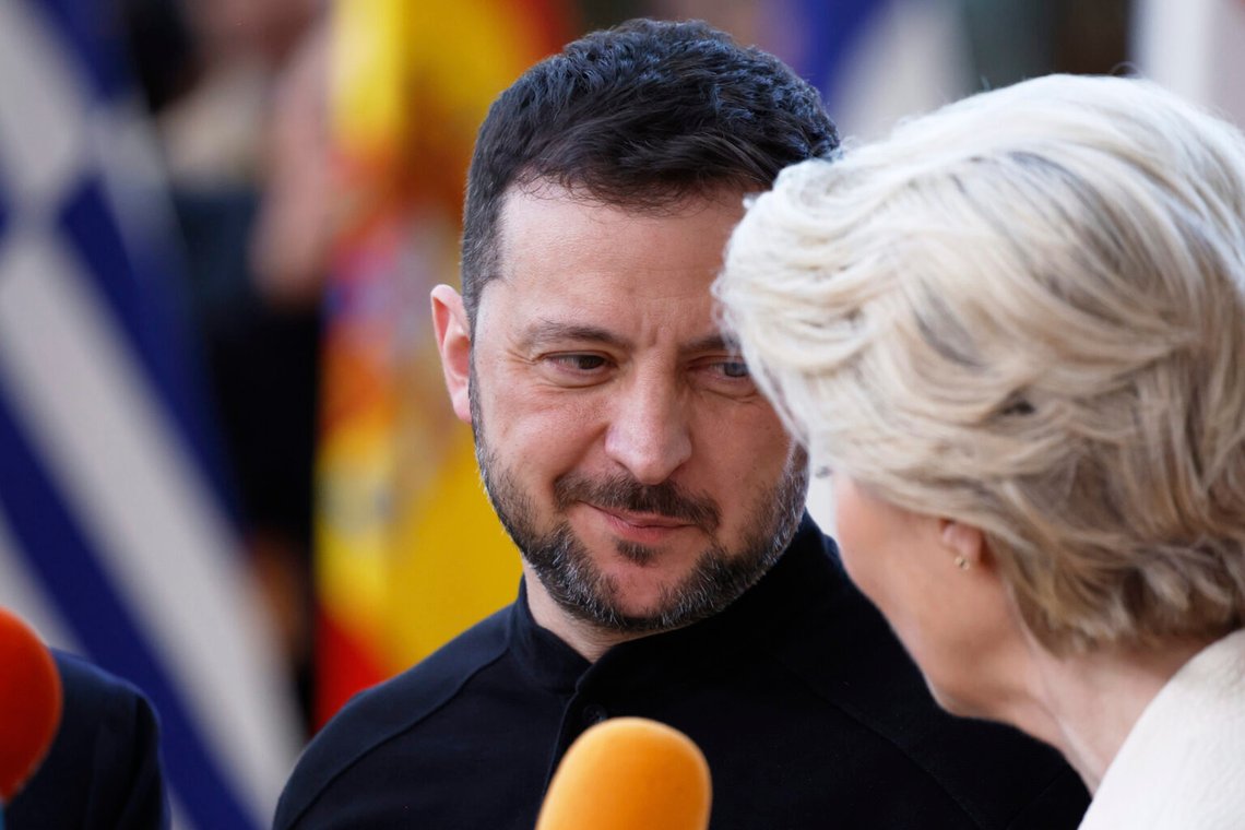 Europeiska kommissionens ordförande Ursula von der Leyen, till höger, och Ukrainas president Volodymyr Zelenskyy talar med media när de anländer till ett EU-toppmöte i Europeiska rådets byggnad i Bryssel den 6 mars 2025. Foto: Omar Havana / AP Photo Europeiska kommissionens ordförande Ursula von der Leyen, till höger, och Ukrainas president Volodymyr Zelenskyy talar med media när de anländer till ett EU-toppmöte i Europeiska rådets byggnad i Bryssel den 6 mars 2025. Foto: Omar Havana / AP Photo