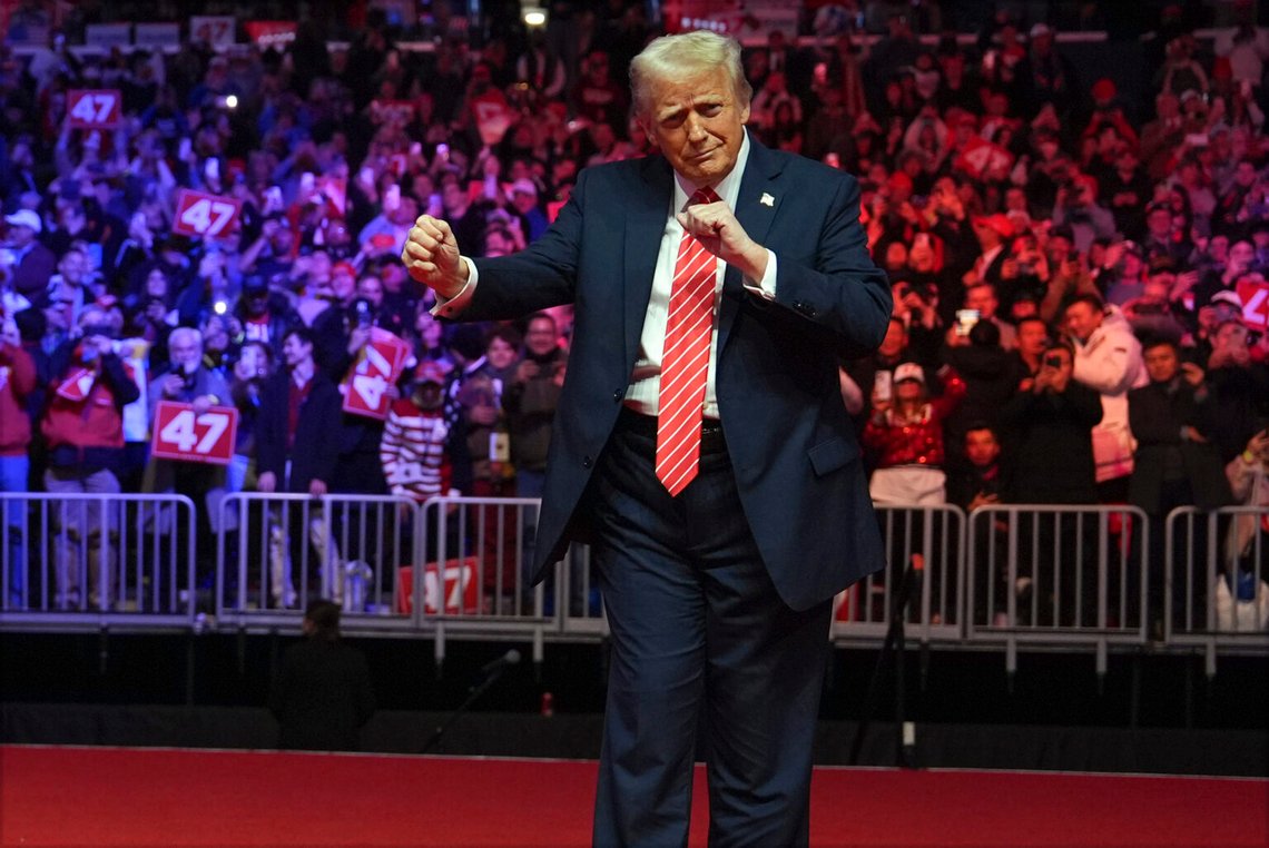 Tillträdande president Donald Trump dansar med The Village People vid ett möte inför den 60:e presidentinvigningen, söndagen den 19 januari 2025, i Washington. Foto: Evan Vucci/AP Photo Tillträdande president Donald Trump dansar med The Village People vid ett möte inför den 60:e presidentinvigningen, söndagen den 19 januari 2025, i Washington. Foto: Evan Vucci/AP Photo