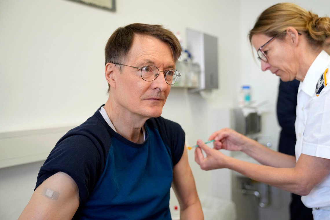 Tysklands hälsominister Karl Lauterbach skulle kidnappas 2022. Här ska han vaccineras mot influensa och Covid-19 så sent som den 16 oktober 2024. Foto: Ebrahim Noroozi / AP / NTB Tysklands hälsominister Karl Lauterbach skulle kidnappas 2022. Här ska han vaccineras mot influensa och Covid-19 så sent som den 16 oktober 2024. Foto: Ebrahim Noroozi / AP / NTB