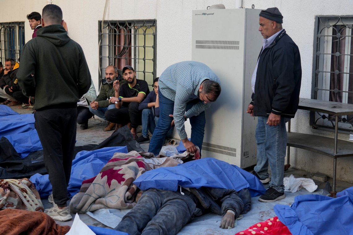 Kropparna av palestinier som dödades i en israelisk armés luftangrepp förs till Shifa-sjukhuset i Gaza City den 18 mars 2025. Foto: Abdel Kareem Hana/AP Foto Kropparna av palestinier som dödades i en israelisk armés luftangrepp förs till Shifa-sjukhuset i Gaza City den 18 mars 2025. Foto: Abdel Kareem Hana/AP Foto