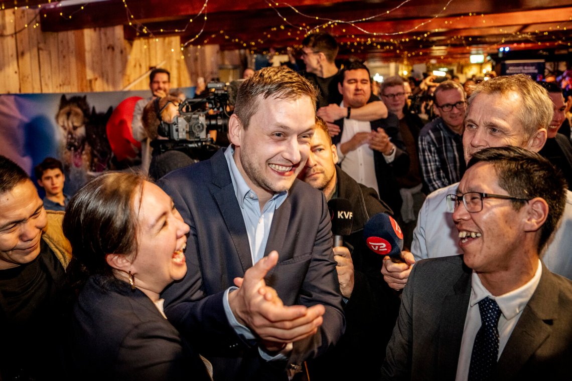 Partiledaren för Demokraatit, Jens-Frederik Nielsen, under valfesten på Demokraatit på café Killut i Nuuk, 11 mars 2025. Foto: Mads Claus Rasmussen / Ritzau Scanpix Partiledaren för Demokraatit, Jens-Frederik Nielsen, under valfesten på Demokraatit på café Killut i Nuuk, 11 mars 2025. Foto: Mads Claus Rasmussen / Ritzau Scanpix