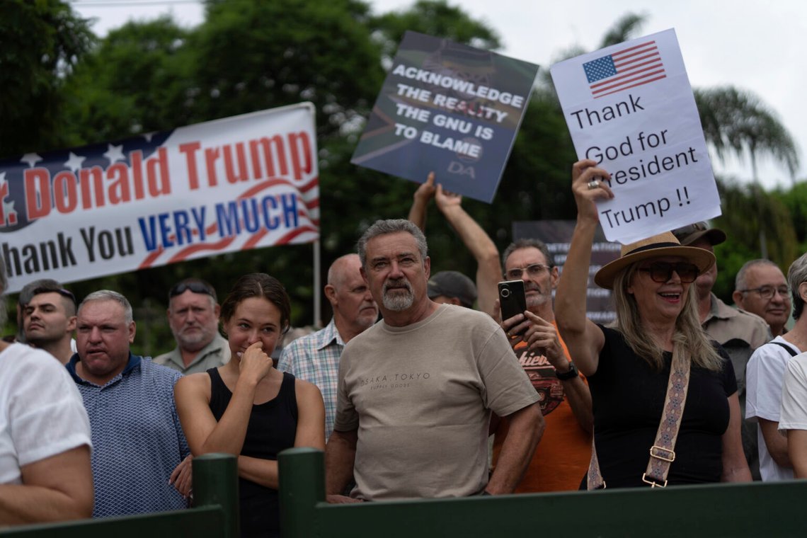 Donald Trump får anhängare på de konstigaste platserna. Här är vita sydafrikaner (boer) som tackar Trump framför USA:s ambassad i Pretoria, Sydafrika. Foto: Jerome Delay/AP/NTB Donald Trump får anhängare på de konstigaste platserna. Här är vita sydafrikaner (boer) som tackar Trump framför USA:s ambassad i Pretoria, Sydafrika. Foto: Jerome Delay/AP/NTB