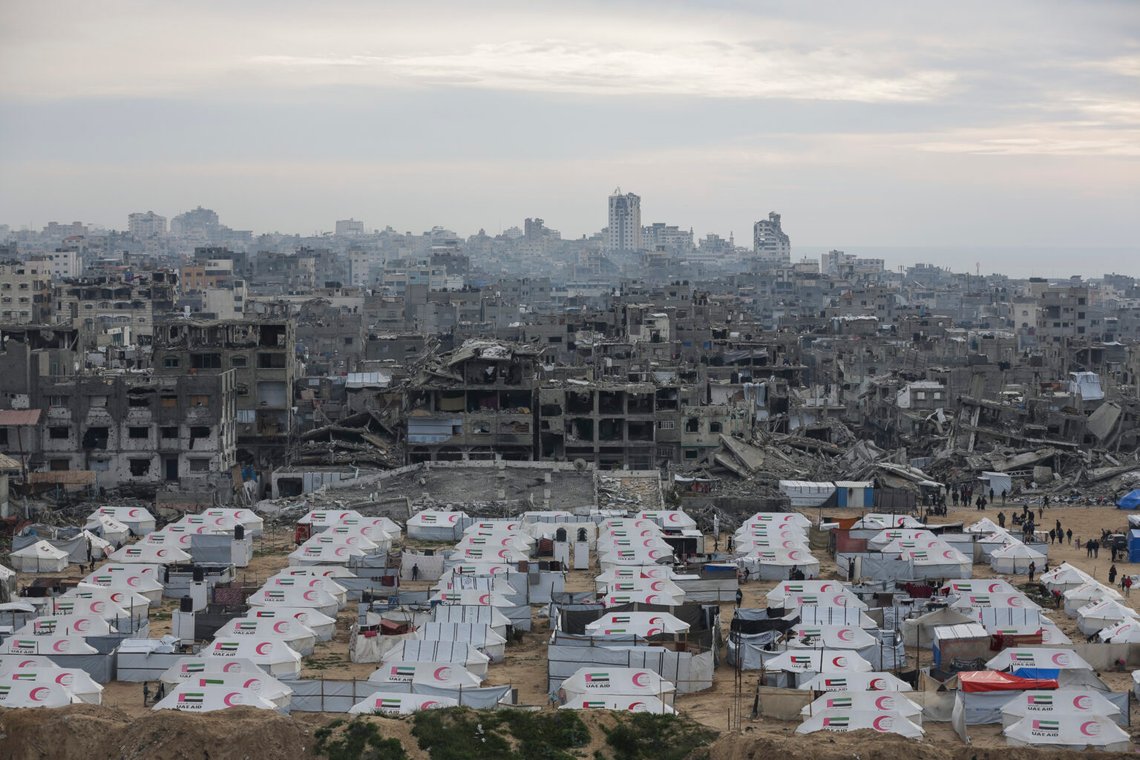 Ett tältläger för fördrivna palestinier väster om Gaza City. Foto: Jehad Alshrafi / AP / NTB Ett tältläger för fördrivna palestinier väster om Gaza City. Foto: Jehad Alshrafi / AP / NTB