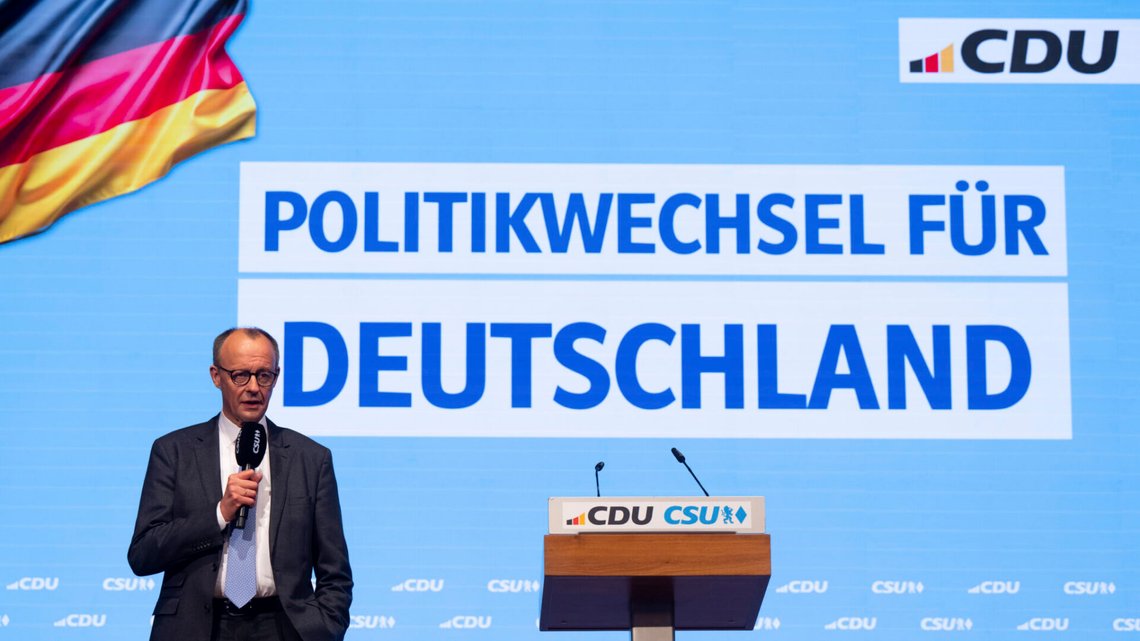 CDU-ledaren Friedrich Merz talar under ett gemensamt valkampanjmöte för CDU och CSU i München den 22 februari 2025. Merz lovar en politisk förändring. Men kan han leverera? Foto: Sven Hoppe / DPA via AP / NTB. CDU-ledaren Friedrich Merz talar under ett gemensamt valkampanjmöte för CDU och CSU i München den 22 februari 2025. Merz lovar en politisk förändring. Men kan han leverera? Foto: Sven Hoppe / DPA via AP / NTB.